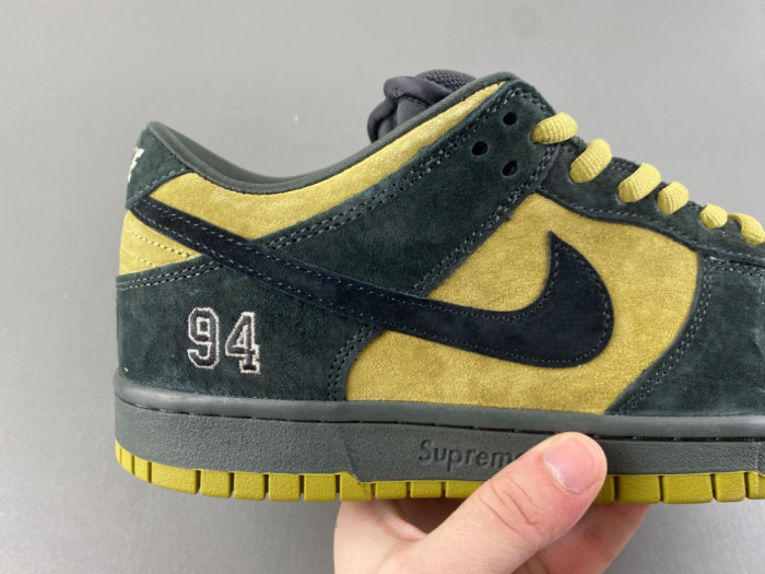 Svp*me x nike sb dunk low “camper green” hq8487-300