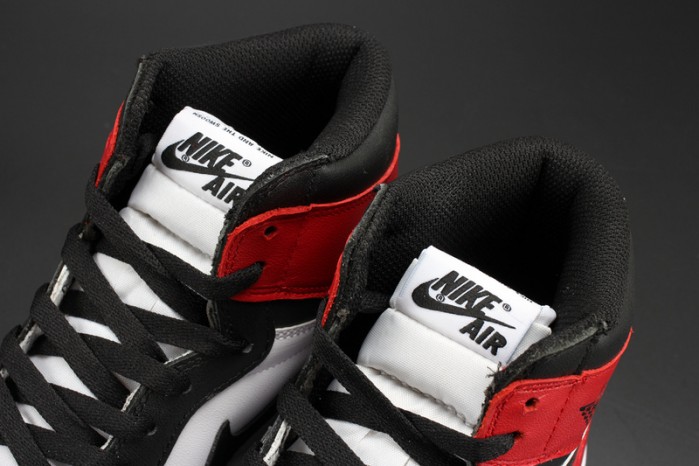 AIR JORDAN 1 High OG “Black Toe” white/ black-varsity red mens 555088-125
